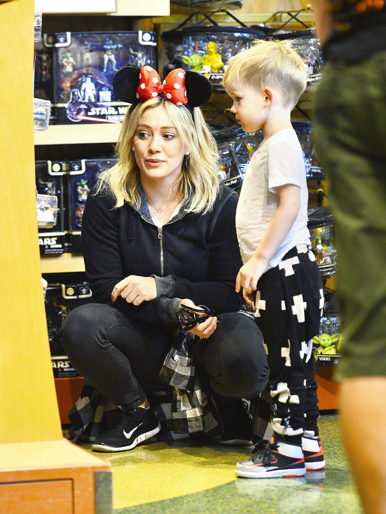 Madre e hijo también fueron vistos de compras en la tienda de Disney.