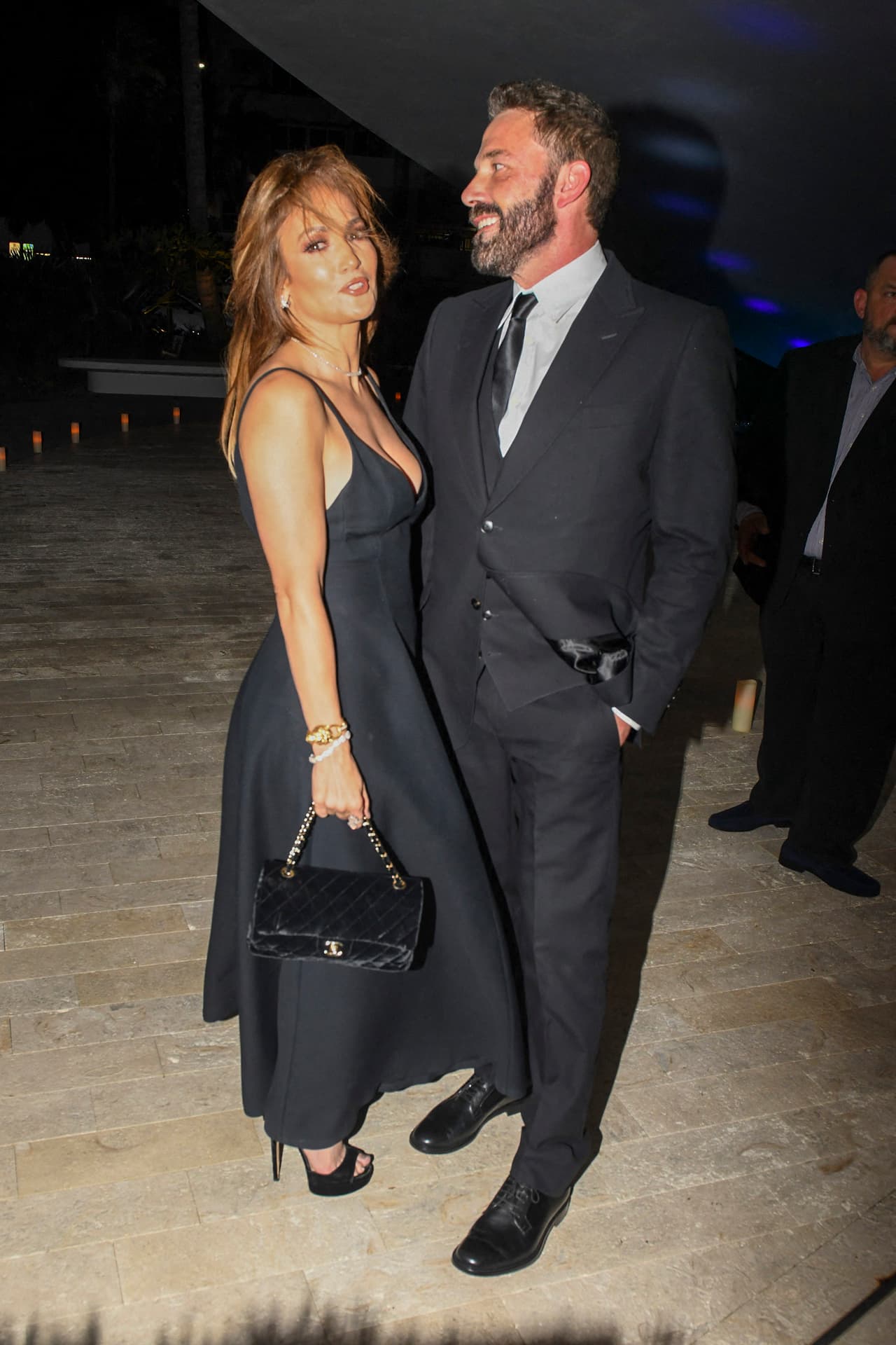 Optó por dejarse el pelo suelto, mientras cargaba un bolso de cuero negro con un asa dorada.