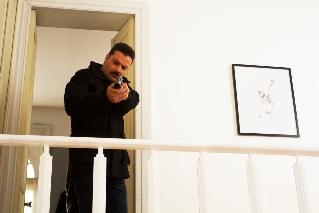 Para buena suerte del agente la llegada de un vecino le salvó la vida. Al ver a Santamaría distraído,
<b><a href="http://www.univision.com/series/la-piloto/dave-se-salvo-de-morir-a-manos-de-santamaria-video">Dave lo atacó y logró sobrevirir</a></b>. Sin salida Santamaría prefirió huir.