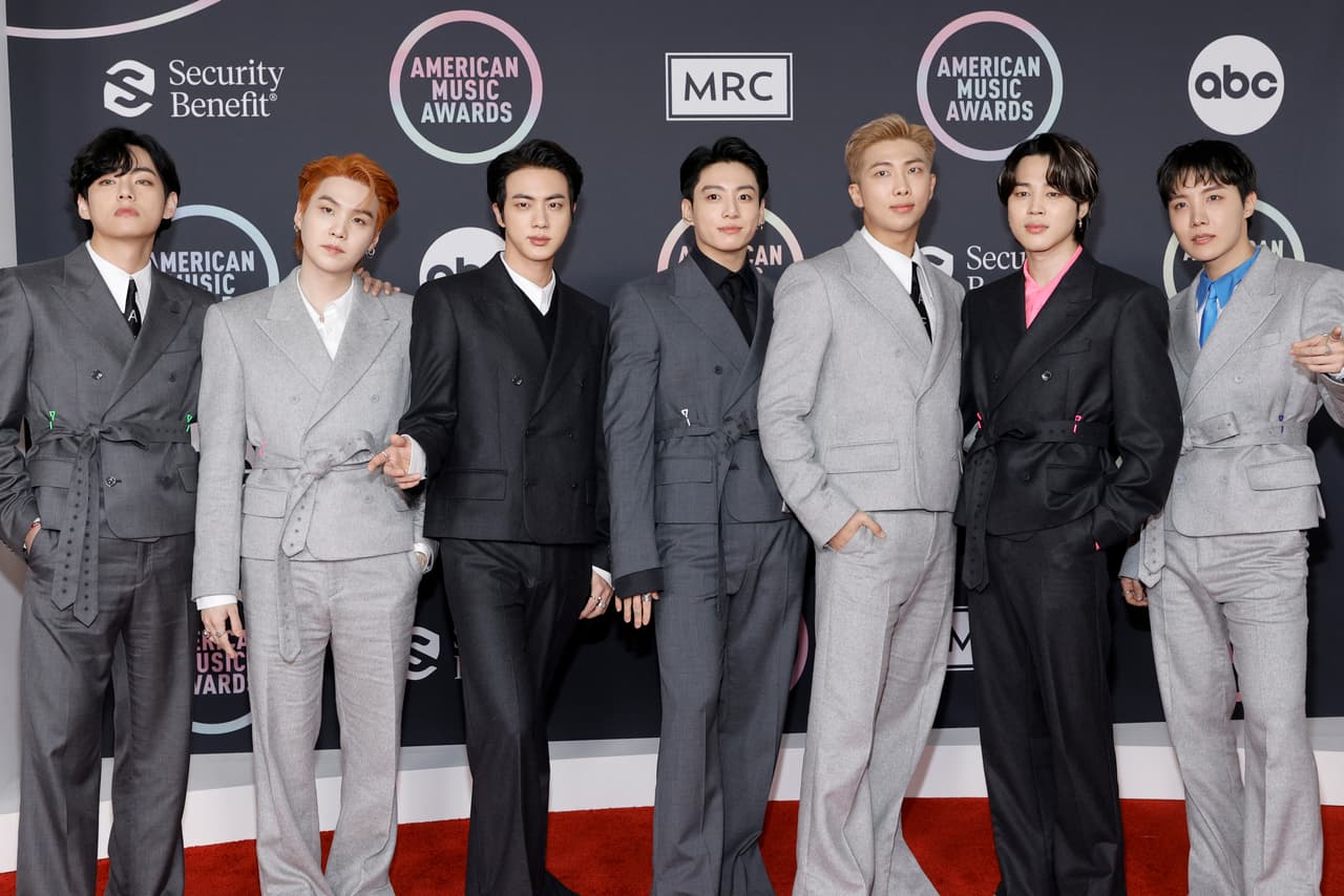 <b>BTS genera al rededor de 5 billones de dólares para Corea del sur </b>por la ola de fanáticos que ha creado. Además, su popularidad a aumentado el interés en el idioma asiático, el turismo y la venta de otros productos además de su producción musical, según un reporte de NPR. "Son alrededor de medio punto porcentual de toda la economía del país".