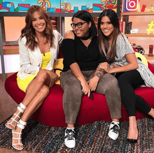 Karlita también pasó a consentir a nuestra invitada, todos estábamos felices de tenerla en nuestra casa.