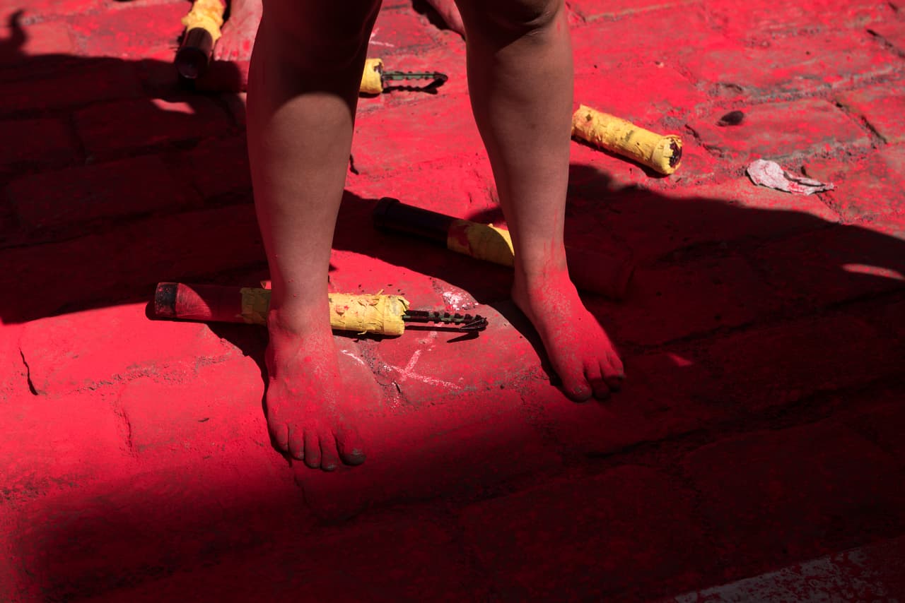 Hay cientos de personas que luchan todo el año para oponerse a manifestaciones de maltrato animal como estas. Algunas han tenido éxito y aseguran que la lucha continuará, que no es imposible actualizar las tradiciones de los pueblos para erradicar el maltrato animal. Por ejemplo, Cataluña, al noreste de España, prohibió sus tradicionales corridas de toros en el año 2010 tras una campaña de grupos de defensa de los derechos de los animales.
<br>Fotografía del
<b> 5 de julio de 2017</b> /ANDER GILLENEA/ AFP/ Getty