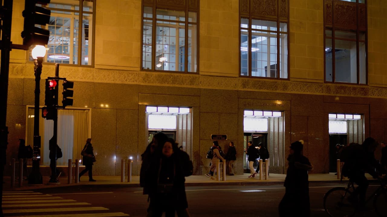 Se puede ingresar a este establecimiento por un pasillo en la calle Jackson, en el edificio de la Bolsa de Valores de Chicago.