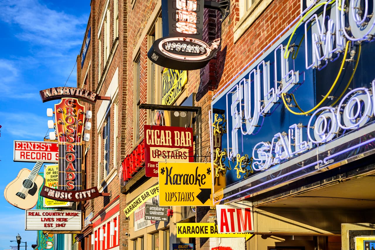 <b>Puesto 25. Nashville, Tennessee</b>
<br>
<br>Población del área metropolitana: 1,871,903 habitantes.
<br>
<br>Precio promedio de la vivienda: 366,113 dólares.
<br>
<br>Salario promedio anual: 49,890 dólares.
<br>
<br>Migración neta entre 2015 y 2019: 5.42%.
<br>
<br>La migración de 5.42% desde 2015 ubica a esta ciudad en el ranking de 25 ciudades de mayor crecimiento del país, un 
<a href="https://realestate.usnews.com/places/rankings/fastest-growing-places"><u>estudio realizado</u></a> por US News & World Report. 
<br>
<br>Este portal de investigación estadística también sitúa a Nashville en el puesto 26 de su estudio de mejores lugares para vivir, basado en una encuesta a más 3,600 residentes de diversas áreas de Estados Unidos.