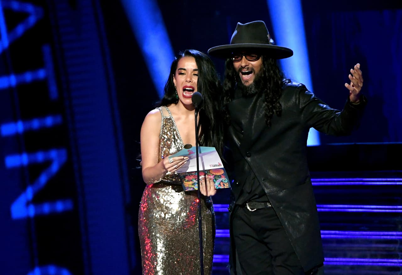 Beatriz Luengo y Draco Rosa, fueron parte de los presentadores de la noche.