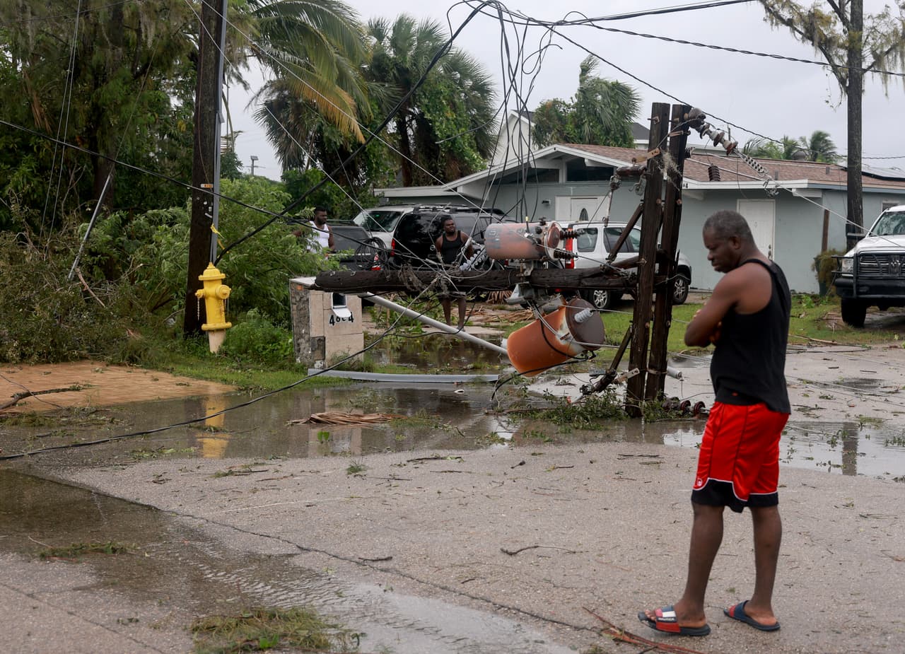 Un poste de electricidad caído en Fort Myers tras el paso de un tornado por el área el miércoles, antes de que el huracán Milton tocara tierra en Florida.
