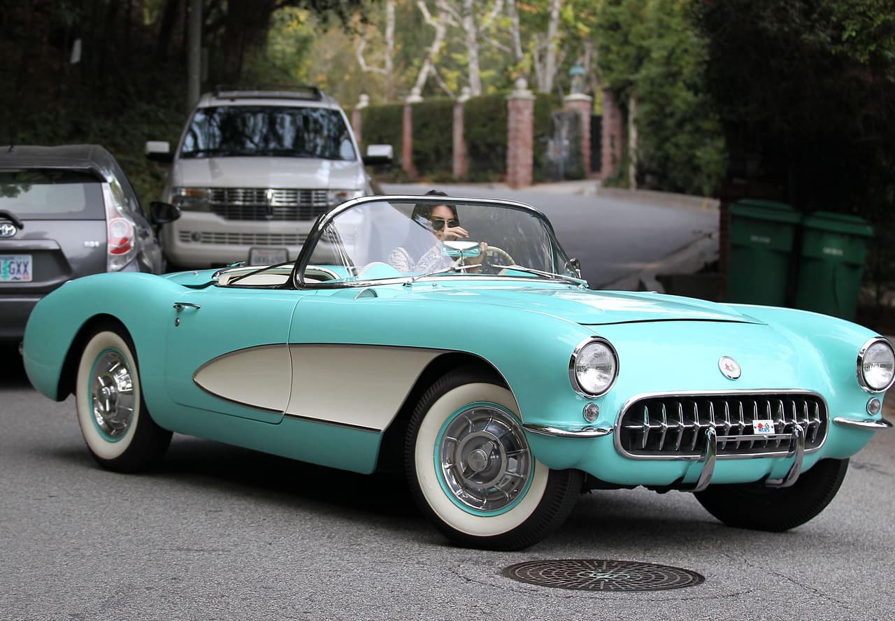 En 1956 el Corvette estrenaba carrocería y escondía un motor 
<b>V8 de 4.6 litros </b>de desplazamiento bajo su capó. La falta de suspensión trasera independiente y la cruda mecánica de los años 50 hace que el manejo de este vehículo sea un verdadero reto para quienes están acostumbradas a las modernas máquinas de hoy en día. Nos quitamos el sombrero ante Kendall.