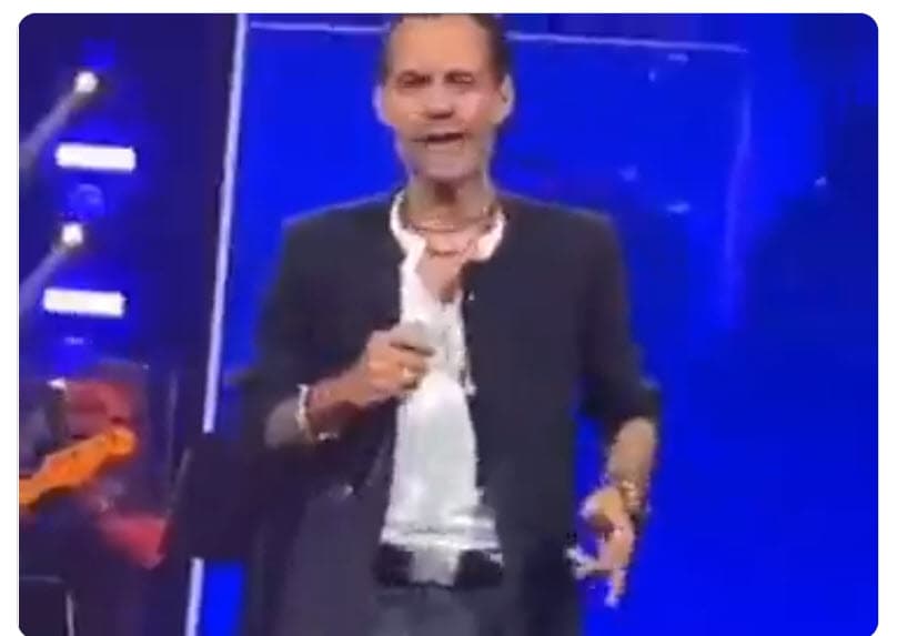 La representante del intérprete explicó que se trató únicamente de una broma que el cantante le hizo a varios amigos suyos que estaban en primera fila, según reportaron algunos medios.
<br>