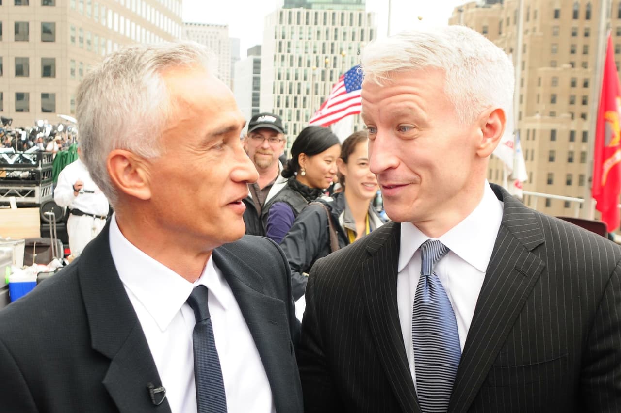 Ramos escribe una columna semanal en más de 40 diarios del hemisferio y ha publicado13 libros. En la fotografía, el periodista comparte un momento relajado con Anderson Cooper, presentador de la cadena CNN.