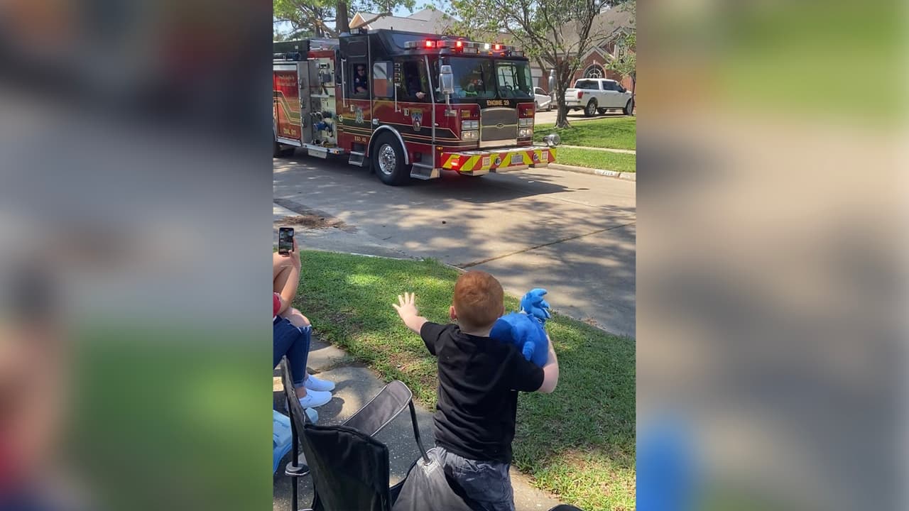 Bomberos y la policía al noroeste de Houston fue hasta la casa de Carson para celebrar a distancia su cumpleaños.