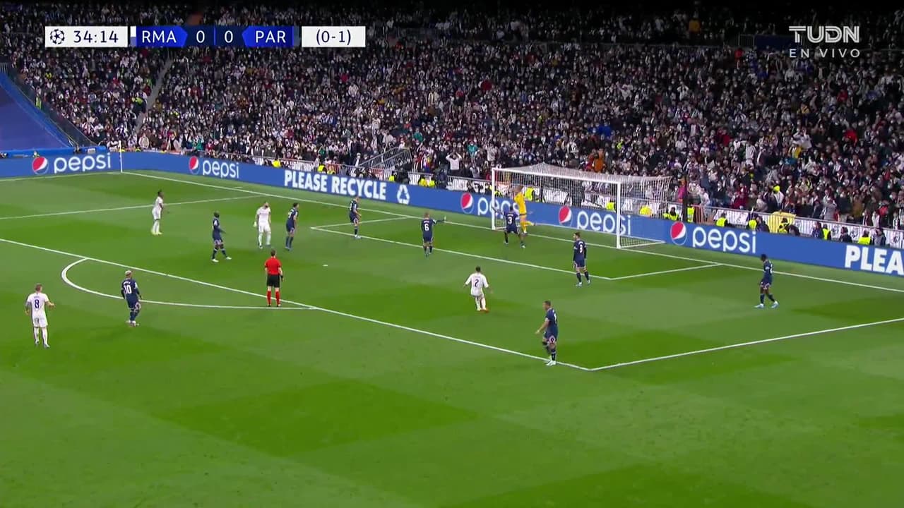 ¡TIRO ATAJADO! disparo por Karim Benzema.