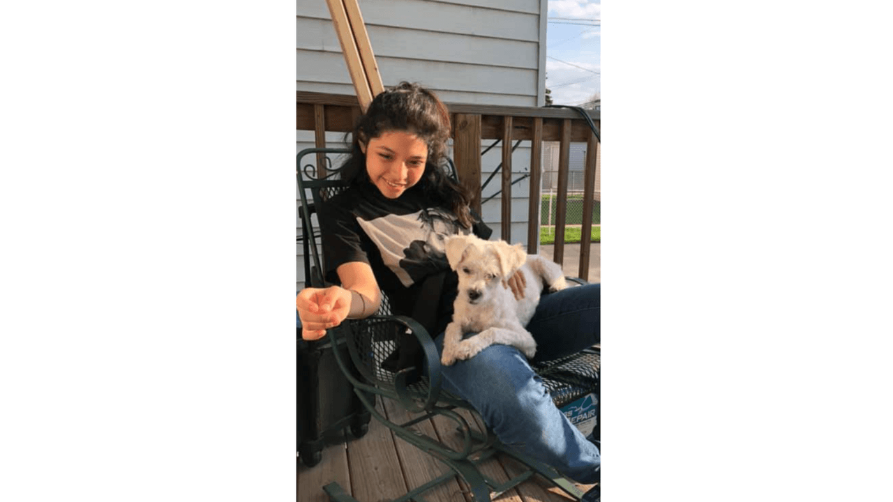 "Mi niña con mi perrita Daisy".