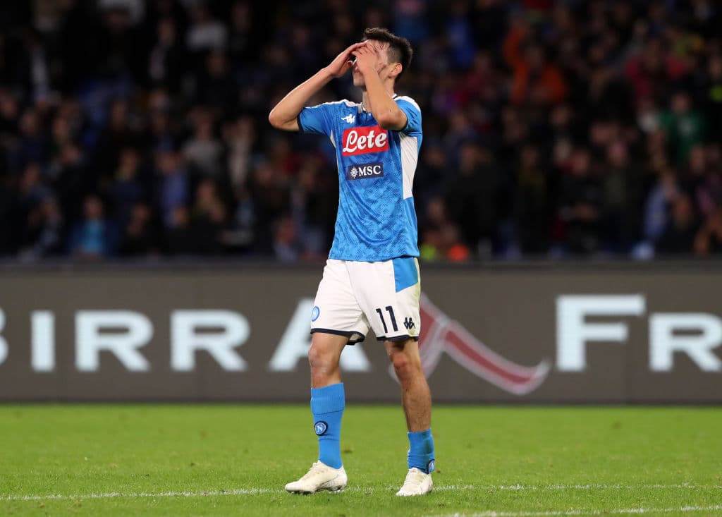 Llegó como estrella al Napoli y más que un sueño ha vivido una pesadilla, ahora hasta aparece en el peor XI del calcio. Te contamos quiénes acompañan a Hirving ‘el Chucky’ Lozano en el peor equipo de la liga.