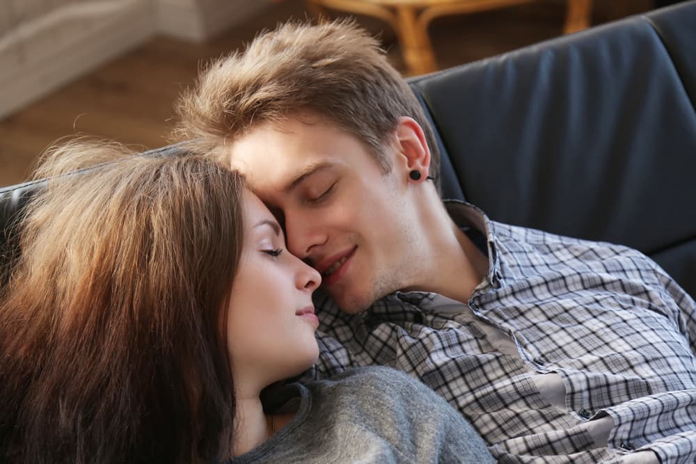 Estás recibiendo señales de recuperación, si has pasado algún problema físico reciente, las cuales te estimularán a continuar los planes de salud que ahora estás llevando a cabo. No te impacientes por algo que no puedas resolver y toma las cosas con más calma. La vida te depara sorpresas agradables y un encuentro íntimo que no olvidarás fácilmente, el amor llama, y debes atender su llamado.
<br>