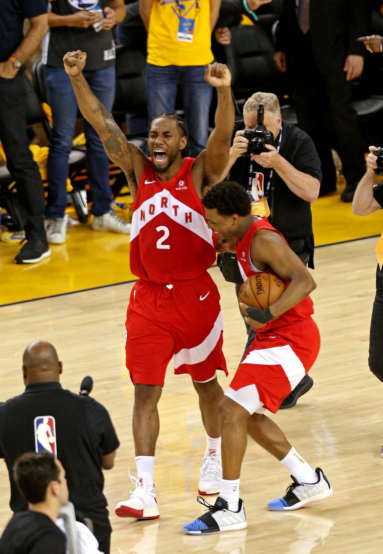 Kawhi Leonard tuvo que meter tres tiros libres consecutivos, por una falta técnica de Golden State de pedir un tiempo fuera cuando se habían quedado sin minutos por pedir. Y luego de consimarse el tiempo, los Raptors empezaron a festejar su primer campeonato.