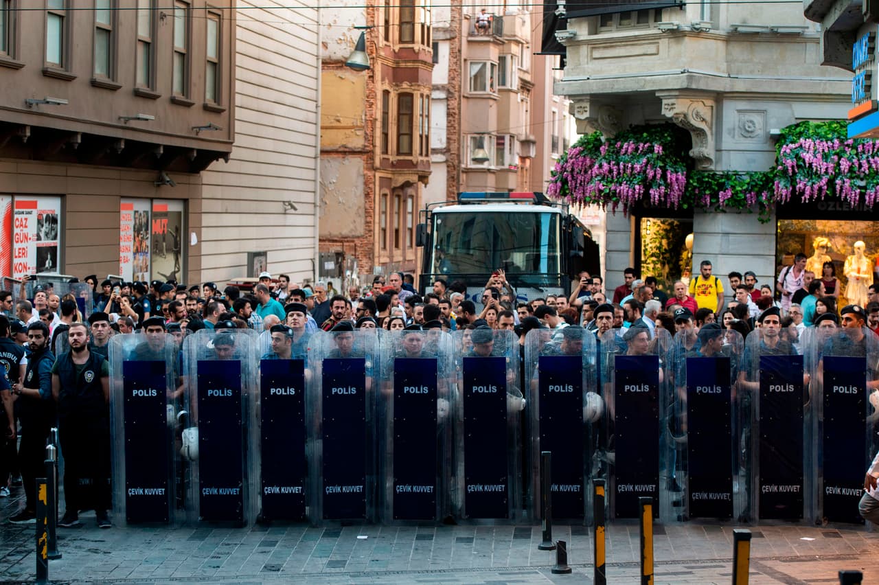 <b>Turquía.</b> Pese a que Estambul es uno de los destinos más deseados del Medio Oriente, Estados Unidos subraya que Turquía aún padece 
<b>terrorismo y detenciones arbitrarias. </b>Además, las zonas limítrofes a Siria e Irak son peligrosas y existe un riesgo real de ser secuestrado. Los ataques terroristas en lugares públicos, como mercados, aeropuertos o zonas de oración (visitados por turistas) han sido frecuentes en los últimos años. En la imagen, la policía en Estambul durante una protesta.
