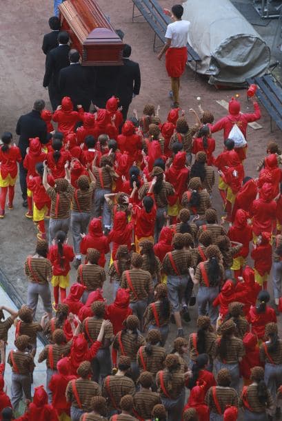 El grupo de niños disfrazados acompaña la procesión alrededor del Estadio Azteca.