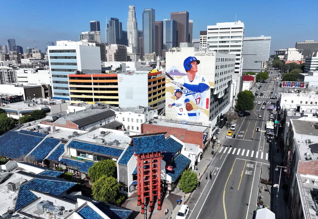 Esta vista aérea permite apreciar el mural de grandes ligas en tributo a Shohei Ohtani, en una pared del
<b>hotel Miyako</b>, en el sector de Little Tokio, en Los Ángeles.