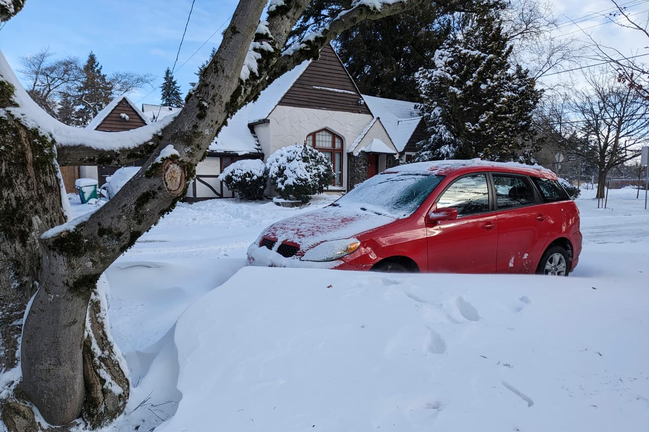 Un automóvil cubierto de nieve en Portland, Oregon. La ciudad vivió la segunda nevada más grande de su historia, registrando 11 pulgadas (28 centímetros) de nieve. El mal tiempo sorprendió a los conductores, detuvo el tráfico durante la hora pico de la tarde del miércoles y atrapó a los automovilistas en las autopistas durante horas. Algunos pasaron la noche en sus vehículos, según los reportes. 
<br>