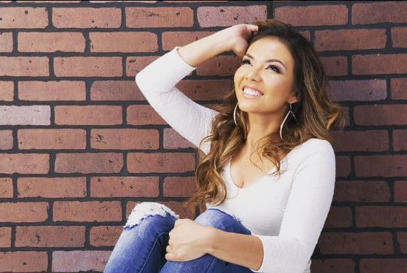 Sin duda el razgo más parecido que tienen ambas cantantes es la sonrisa.