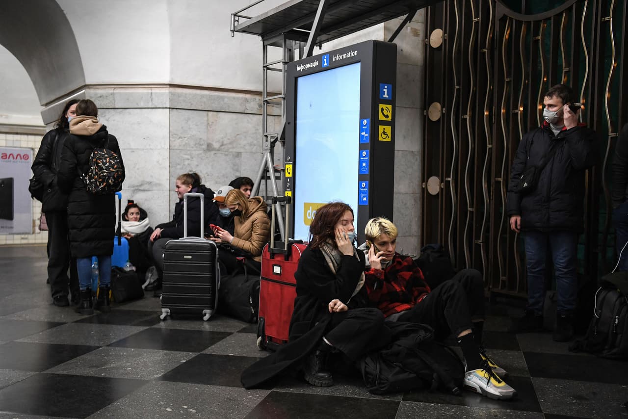 El presidente Joe Biden había advertido del movimiento de tropas rusas y dijo que Putin había realizado un ataque no provocado que es considerado una “invasión”.
<br>
<br>En la fotografía las personas resguardándose en el metro de Kiev.