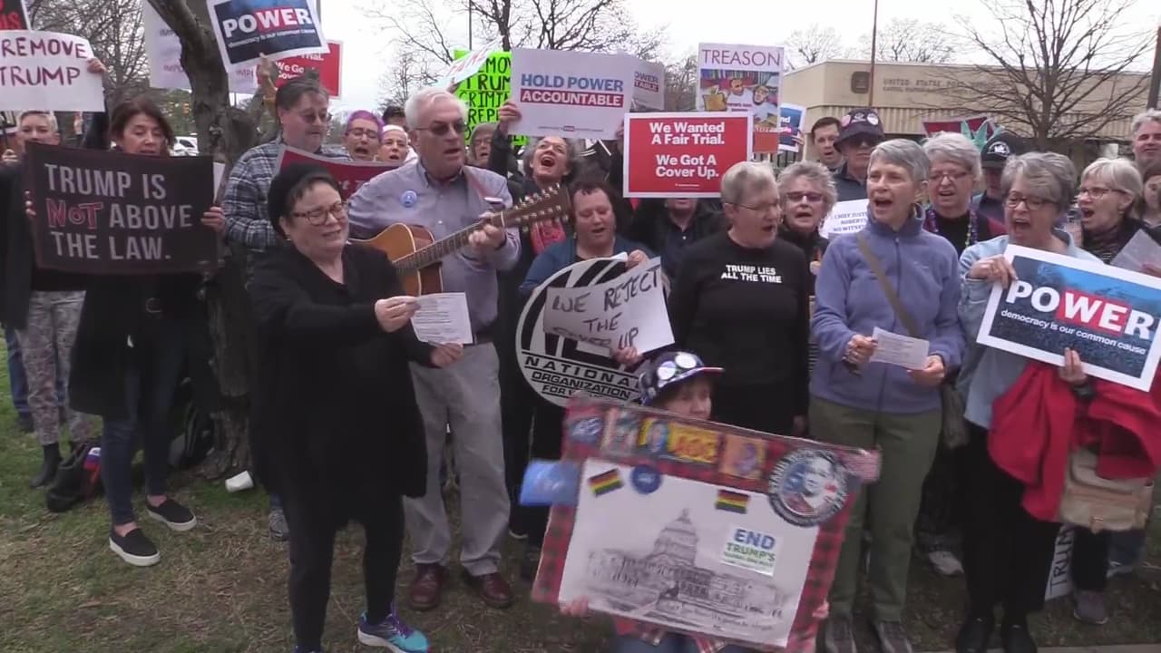 Manifestantes alzan su voz en Raleigh en contra de Donald Trump