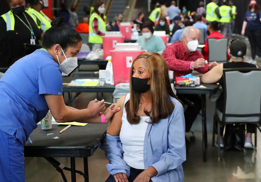 La prueba de vacunación debe estar acompañado de un 
<b>documento de identificación con foto.</b>