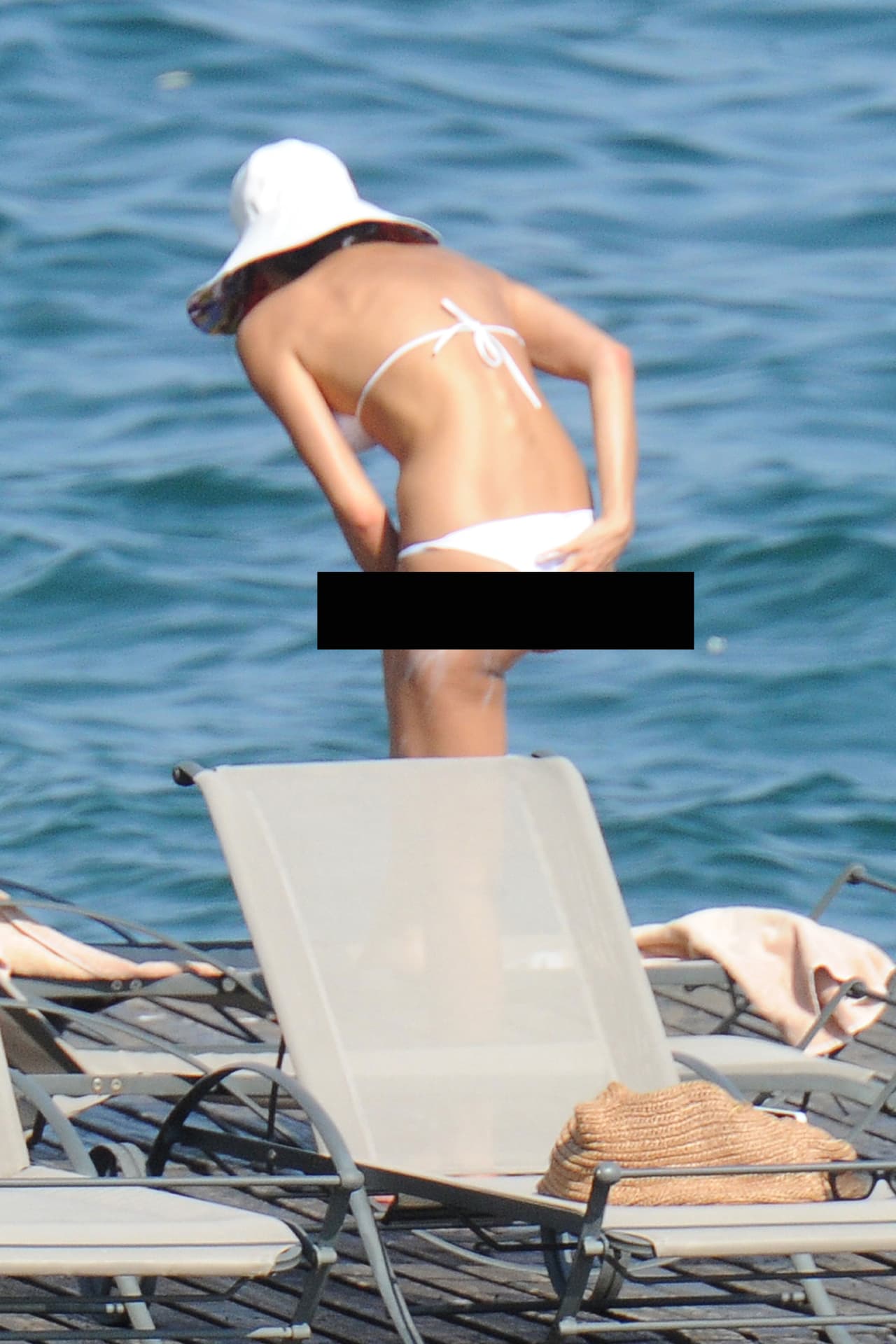 Por más que acomodaba ese traje, no se quedaba en su lugar.