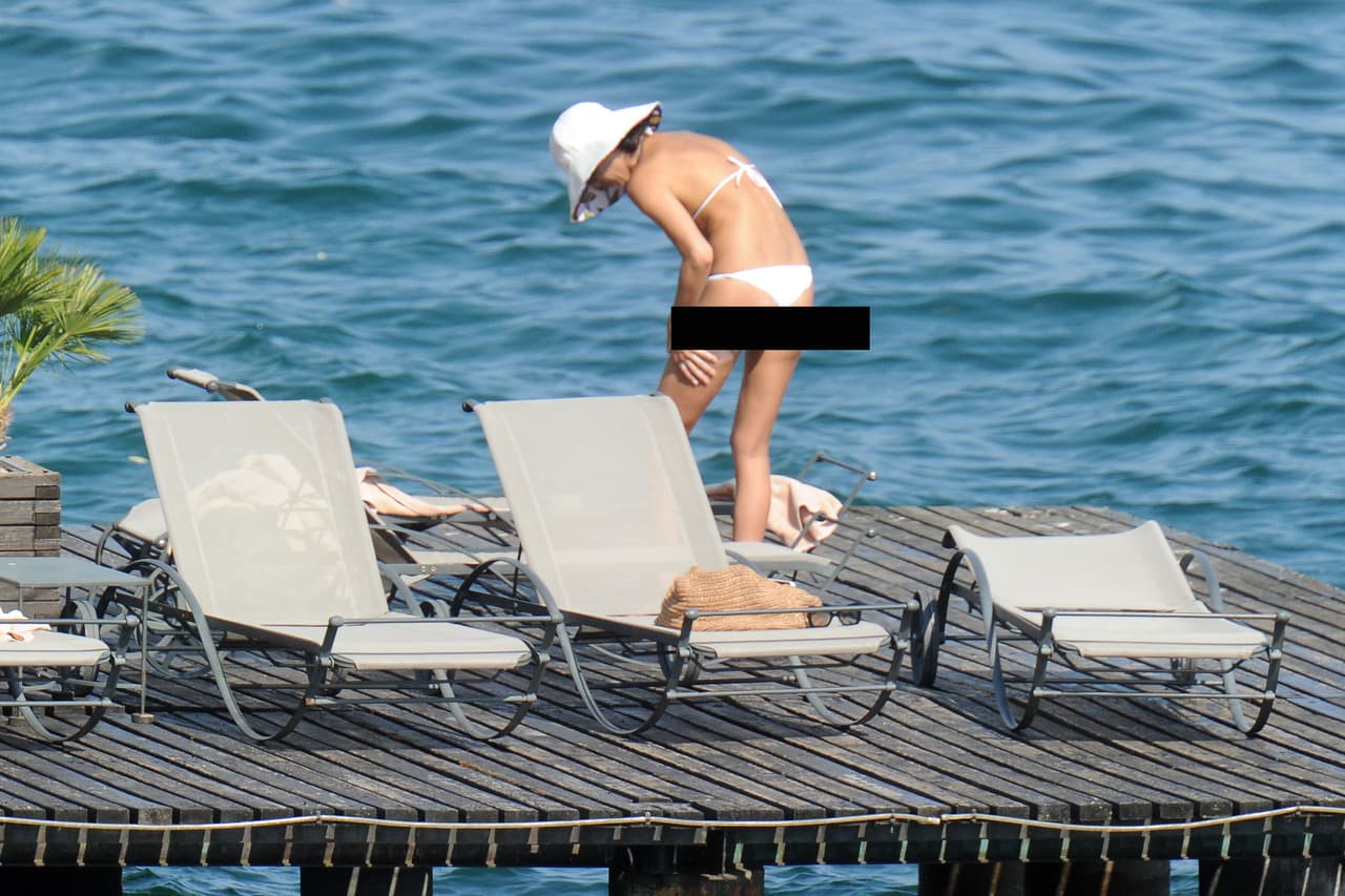 Como cualquier mujer, Shayk cuida su piel y no se olvida de ponerse bronceador en todo su cuerpecito.