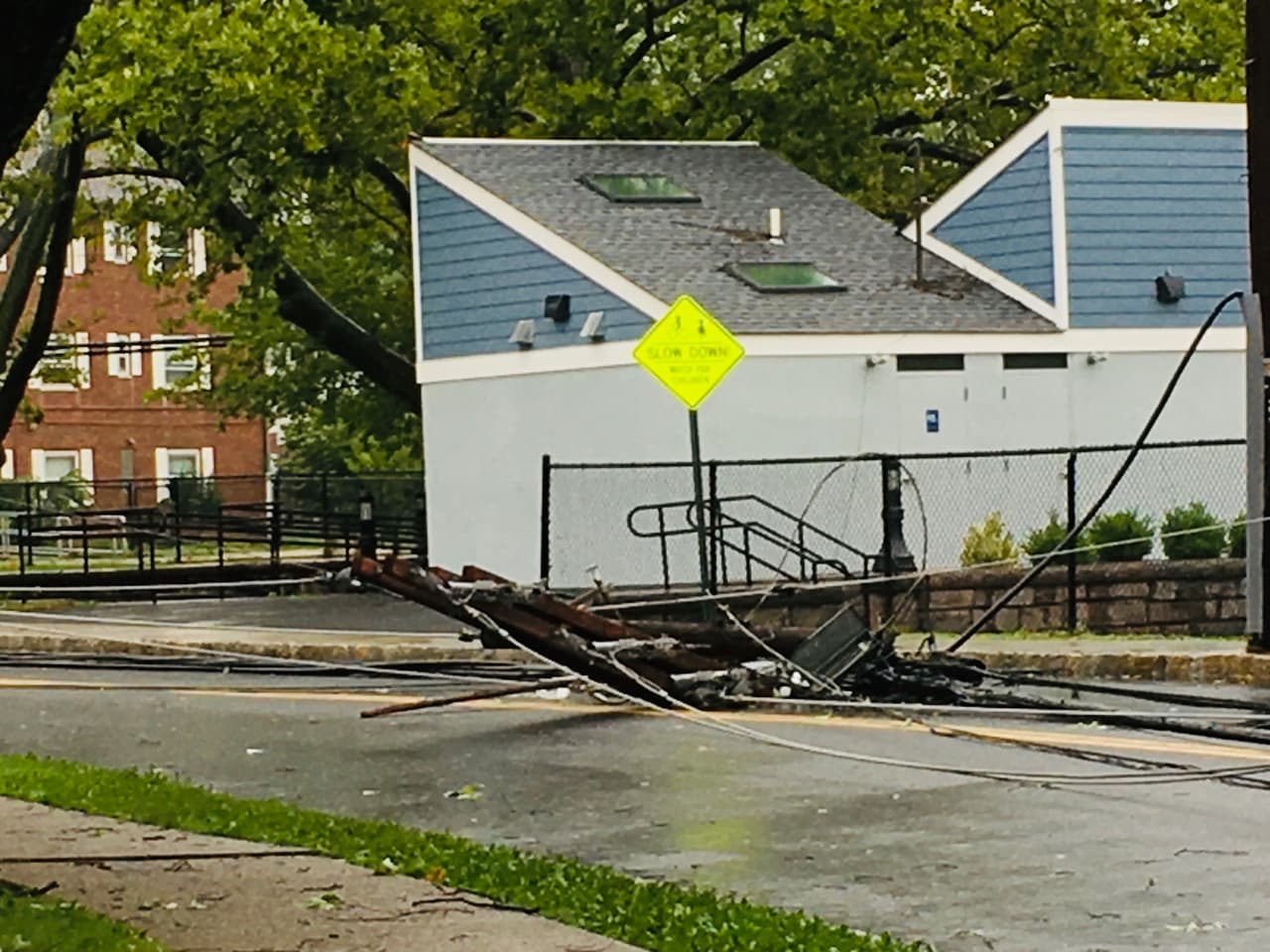 Asi se ven las calles vacías en Dover, Nueva Jersey, durante el paso de la tormenta tropical. Usuarios sin electricidad han sido reportados.