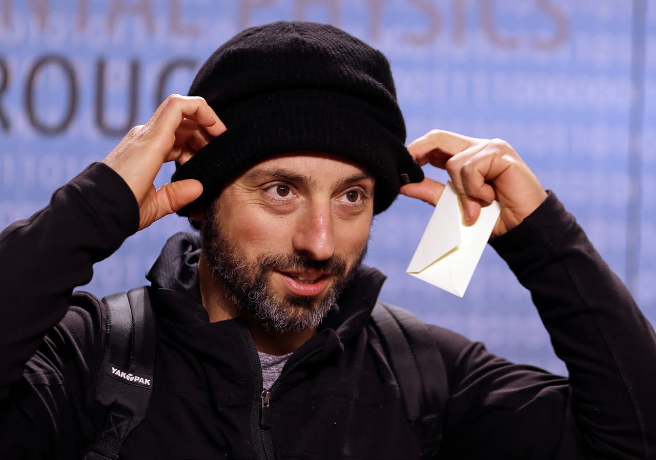 <b>Puesto 9. Sergey Brin</b>.
<br>
<br>Patrimonio total: 89,000 millones de dólares.
<br>Fuente del patrimonio: Google.
<br>Lugar de residencia: Palo Alto, California.
<br>
<br>61 personas que estaban en la lista de 2020 salieron en 2021, la mayor cantidad de bajas en una década. Entre los más notables están la empresaria de maquillaje Kylie Jenner y al gobernador de Virginia Occidental, Jim Justice.
<br>
<br>Los países con más multimillonarios son Estados Unidos (724), China (698), India (140), Russia (117) y Alemania (136).
<br>