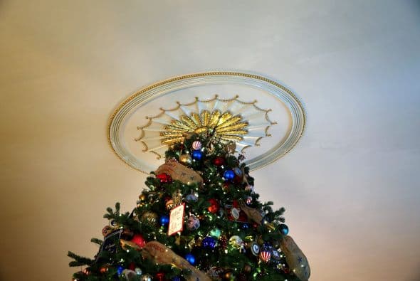 El singular árbol de navidad de la Casa Blanca también se lleva su reconocimiento con una altura de 18 pies.