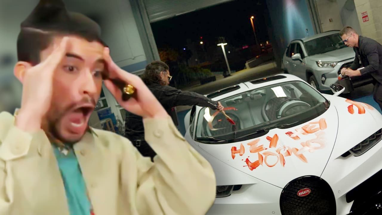 Bad Bunny, la estrella de la música urbana y ahora luchador de la WWE, quedó totalmente perplejo al ver cómo su
<a href="https://www.univision.com/carros/bugatti-chiron-prueba-a-bordo-completa-video" target="_blank">Bugatti Chiron</a> de edición limitada, con una etiqueta de 3.2 millones de dólares, fue manchado por todos lados con una pintura roja mientras estaba estacionado en la zona de camerinos durante uno de los programas de lucha libre.