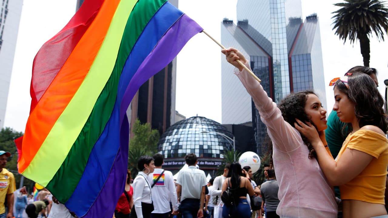 El Senado mexicano aprueba reformas para dar beneficios sociales a parejas gay