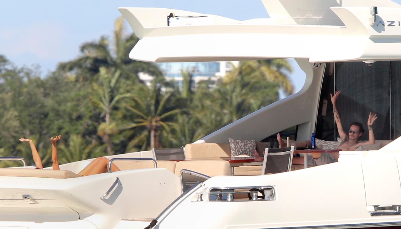 Siguieron la plática a distancia, ambos estaban muy relajados, ella prefirió tomar el sol, mientras él se quedó en la sombra.