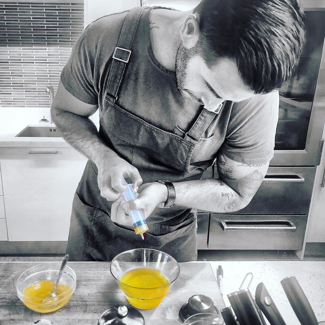 Una de las pasiones de Chef Yisus es la cocina, pero luego de varias invitaciones al programa descubrió que la conducción era un talento que no conocía y del que se enamoró. Además, tiene un restaurante al que muchos de sus compañeros visitan y en donde prepara exquisitos platillos llenos de amor.