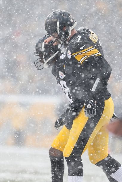 Los fanáticos de los Dolphins ya no hablan de la controversia Incognito/Martin, ni si Ireland o Philbin estarán con el equipo en el 2014, sino que pasan horas calculando… ¡porque tenemos chance de ir a los playoffs! Al principio de la temporada, y sobre todo, después de perder -casi deshonrosamente- contra Tampa Bay y Buffalo, los comentarios sobre Miami eran negativos. Qué si las novatadas, qué si Tannenhill, qué si el running game, qué si la línea ofensiva, que si… qué se yo… Pero ahora, las cosas han cambiado y solo se mencionan las posibilidades que tenemos de jugar en enero. ¡Ay, bendito! Bueno, después de este encontronazo con los portadores de las terribles toallas amarillas, donde salimos vencedores … por media pulgada… 34-28, ya todo me parece posible. Arriba Tannenhill (20 de 33, para 200 yds); arriba Wake and Odrich; arriba Thomas (105 yds, un TD en 16 acarreos); arriba Clay con sus dos TD y arriba Philbin, que mantiene el invicto en la revisión de las jugadas (obtuvo el cambio de “incomplete pass” a TD de Hartline). ¡Arriba, Dolphins, seguimos cuesta arriba!