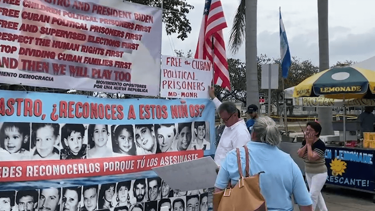 En las afueras del estadio, una de las protestas mostró a los niños que murieron cuando la dictadura cubana hundió al remolcador 13 de Marzo, que llevaba cubanos que partieron de la isla para pedir asilo en los Estados Unidos.