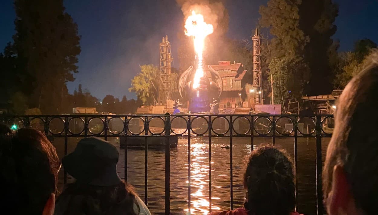 Dragón se prende en fuego antes de enfrentar a Mickey en el show 'Fantasmic!' del Disneyland de Anaheim