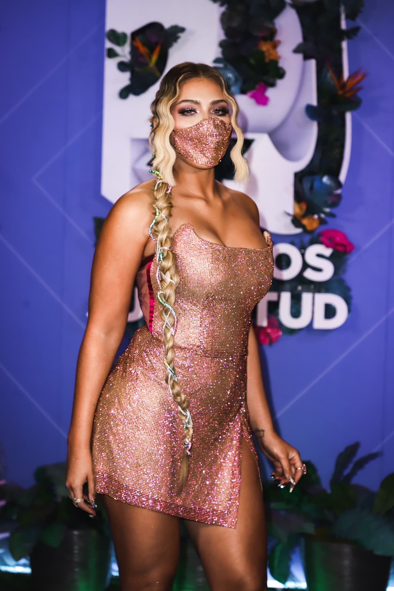 La ganadora de Nuestra Belleza Latina 2018 utilizó un minivestido con apertura y acentuó su look con una larga trenza.