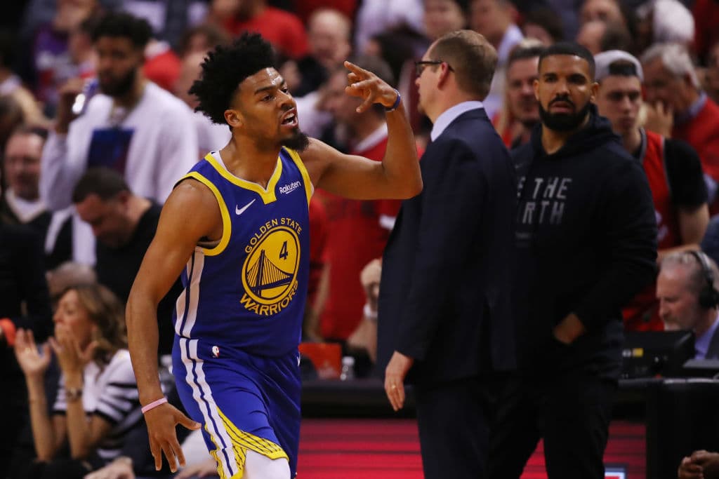 Quinn Cook festejando como una de la inesperadas figuras para los Warriors al meter su tercer triple del periodo, haciendo pagar a los Raptors que le dejaron espacios para que pudiera disparar.