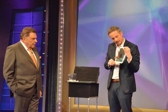 Por si fuera poco, colocó un grifo sobre su iPad y el líquido de la pantalla comenzó a salir.