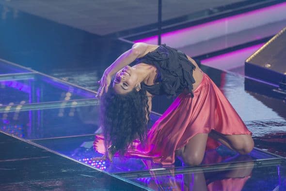 Caras graciosas, bromas, muestras de afecto y selfies con los fans, de todo pasa en el backstage y los famosos lo saben. Mira todo lo que no pudiste ver en la gala cinco de Me Pongo De Pie.