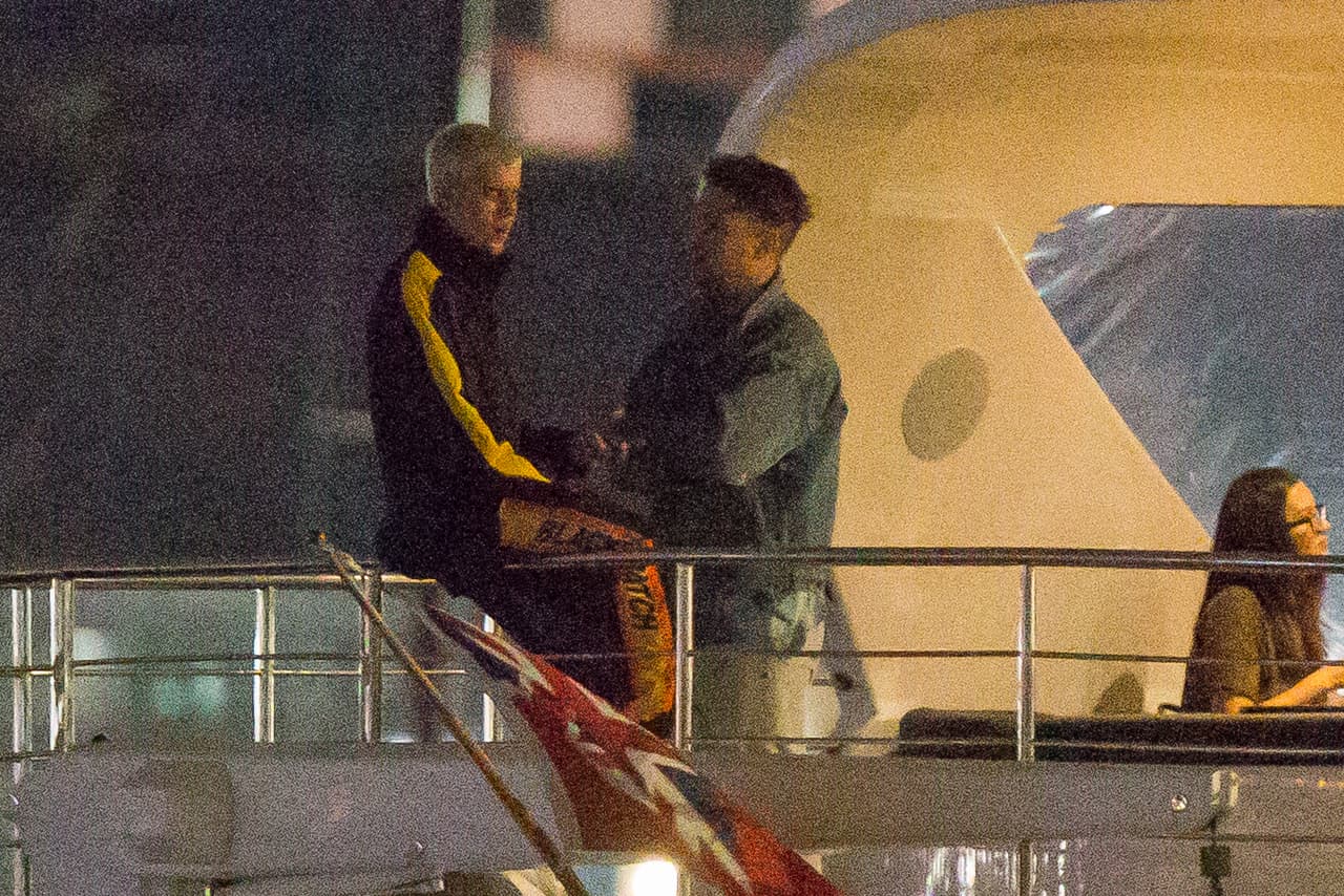 Justin Bieber fue visto de fiesta en un barco con alrededor de diez mujeres, bebiendo, charlando y bailando hasta bien entrada la noche, desembarcando alrededor de la 1:30 a. m. el 12 de marzo. Justin también pareció entrar en una discusión con uno de sus guardias de seguridad antes de darle un abrazo.