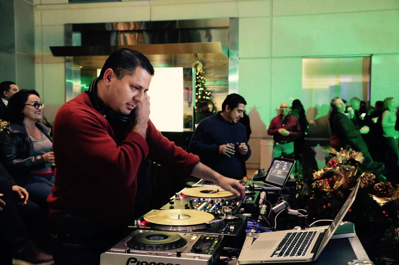 ¡Univision 34, K-LOVE, Más Variedad y LA 101.9 se unieron para celebrar un año más de ser la cadena #1 para todos nuestros hispanohablantes en Los Angeles!