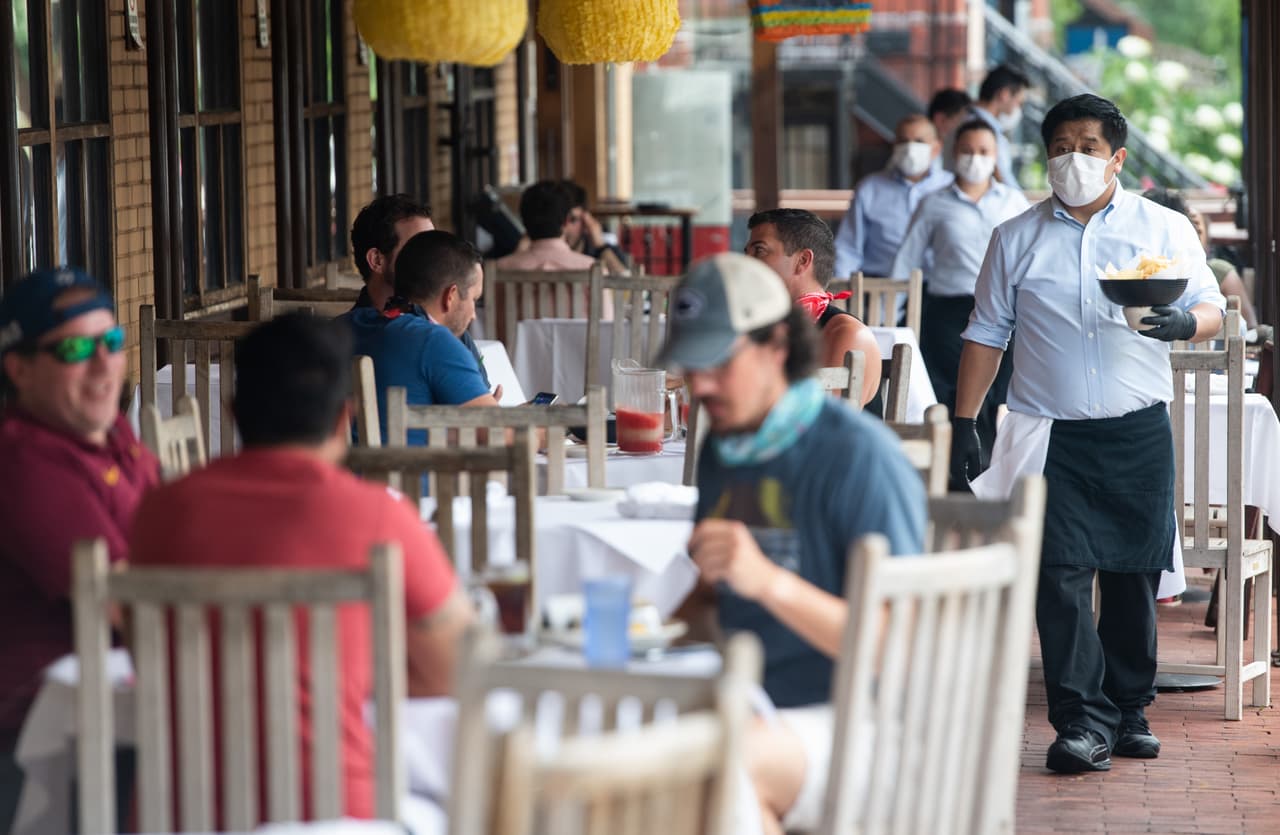 Un restaurante en Washington DC, tras su reapertura con restricciones de seguridad.