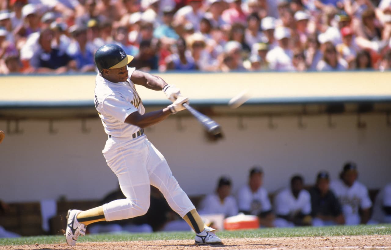 Otra noche de gloria vivió el béisbol en el Qualcomm cuando el 7 de octubre de 2001 Rickey Henderson, entonces jardinero izquierdo de los Padres y quien aún tiene el récord de bases robadas en las Mayores, anotó su hit 3,000 en el mismo partido en el que se despidió otra leyenda del deporte, Tony Gwynn, compañero de equipo y ocho veces campeón de bateo de la Liga Nacional.