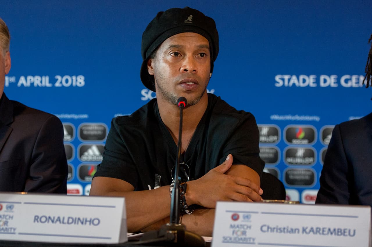 <b>Ronaldinho</b>, su hermano Roberto de Assis Moreira y el empresario brasileño que los llevó a Paraguay, ingresaron al país con
<b>documentación falsa</b>.