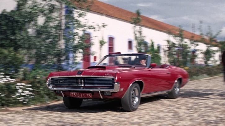 James Bond interpretado por única vez por George Lazenby, se enamora de la Condesa Teresa Di Vincenzo, o simplemente
<b>Tracy</b> interpretada por la inglesa
<b>Diana Rigg</b>, en
<b>On Her Majesty’s Secret Service</b> (1967) después de conseguirla huyendo de un par de matones a bordo de un vistoso
<b>Mercury Cougar convertible 1967</b>.