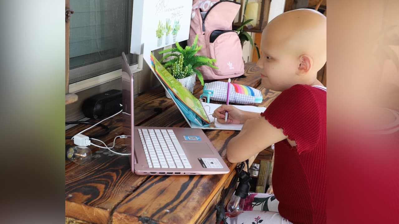 “Me encanta que ella siempre tiene una actitud positiva y me dijo, tómame la foto como si fuese para la escuela”, publicó su madre.